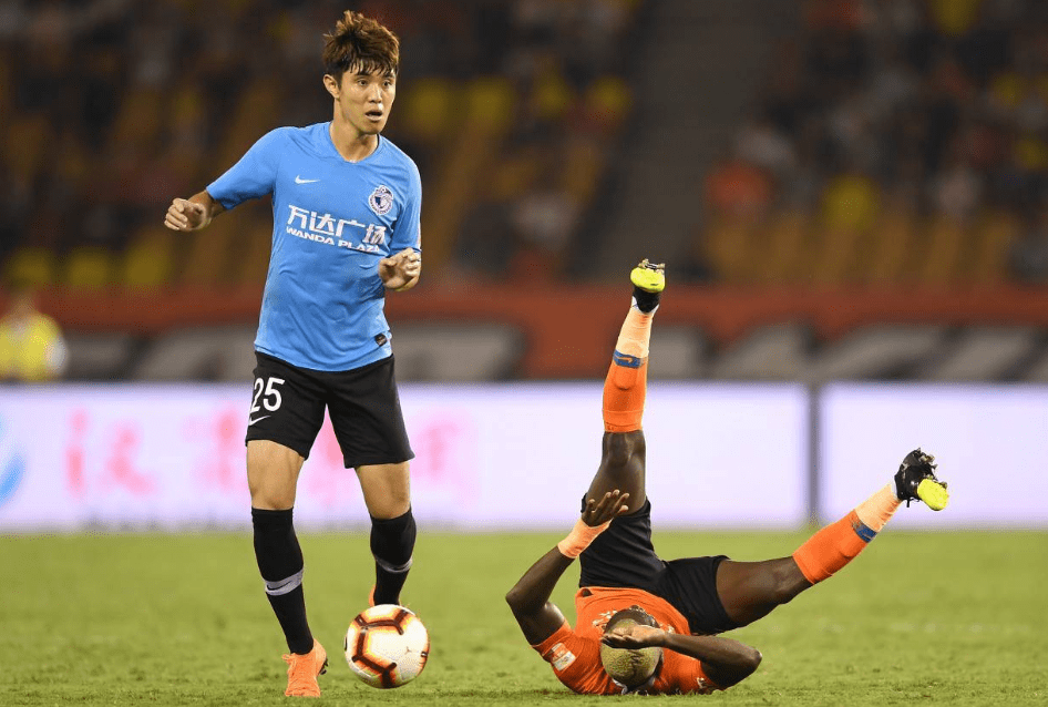 【华体会体育hth官方网站】
最新中超转会汇总:前国安主帅拒绝天价条约 大连人两名老臣离队(图6) 【华体会体育hth官方网站】
最新中超转会汇总:前国安主帅拒绝天价条约 大连人两名老臣离队(图6)